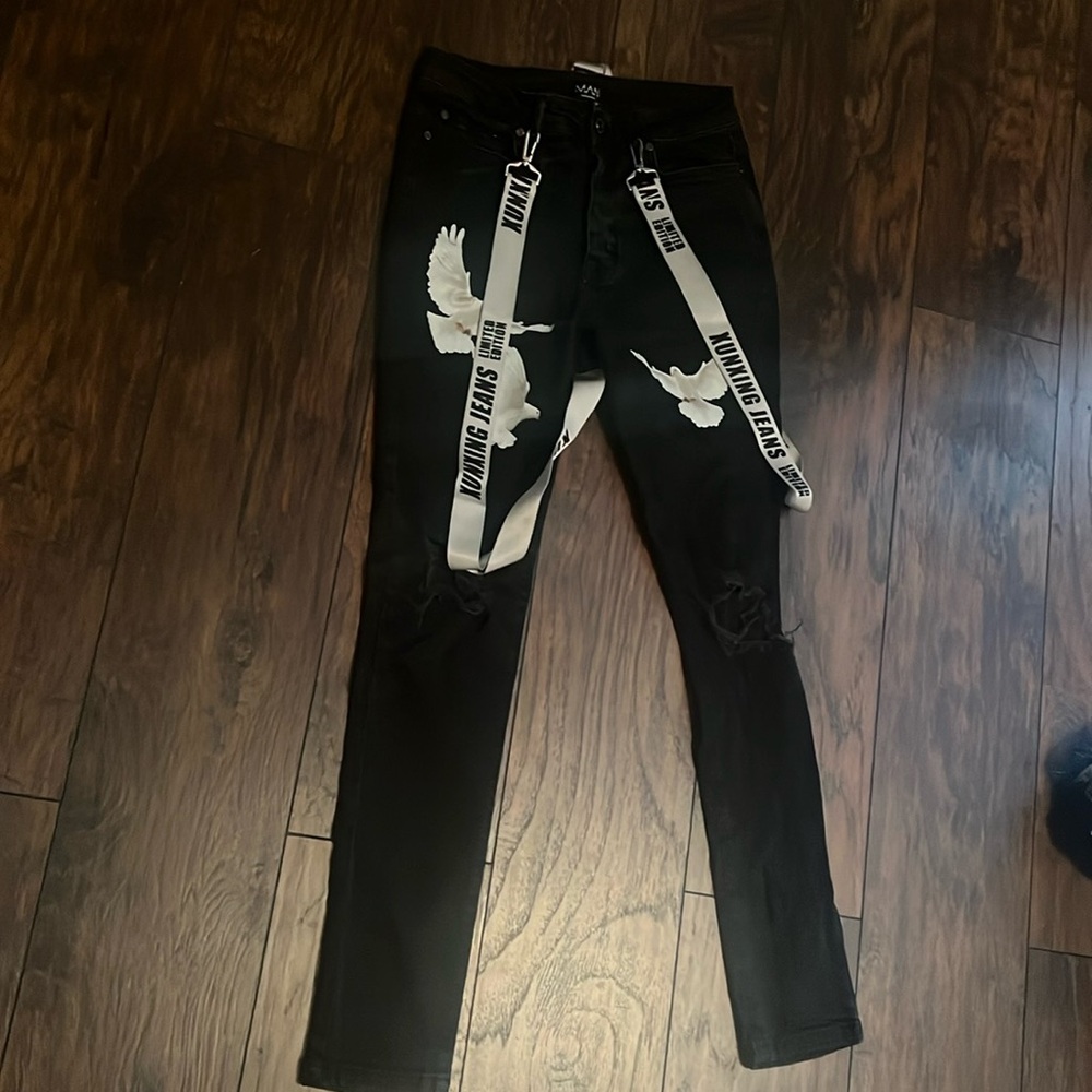 Men’s black, distressed at knees denim with white dove design